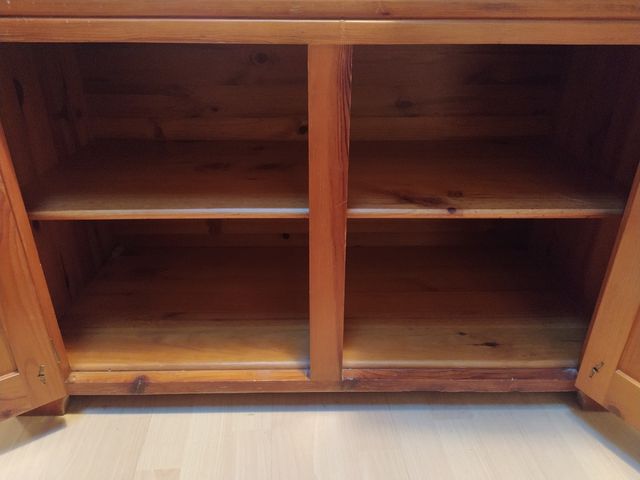 Mueble de pino con puertas