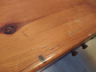 Mueble de pino con puertas