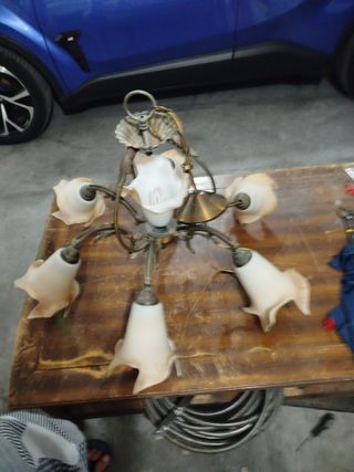 Lámpara de bronce antigua con seis brazos y siete