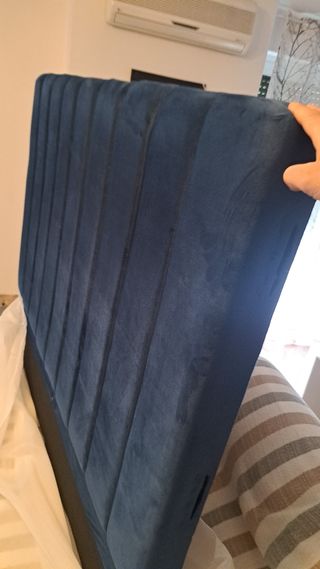 Cama Matrimonio 140x200 de terciopelo azul.