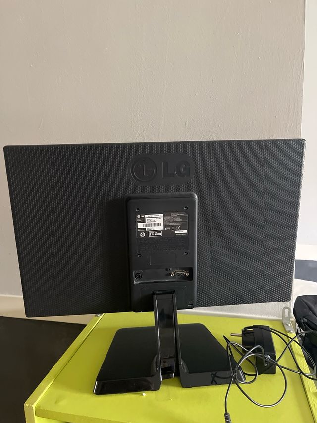 Monitor LG LED negro, base y cargador incluidos