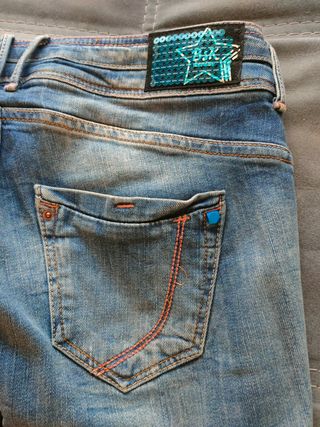 Pantalones vaqueros Bershka mujer. Talla 34