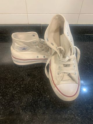 Zapatillas Converse Niña Blancas. Poco uso .