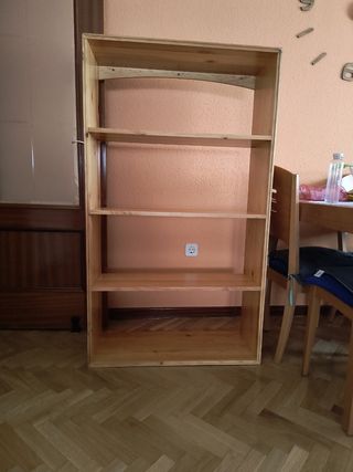 Estantería de madera de pino