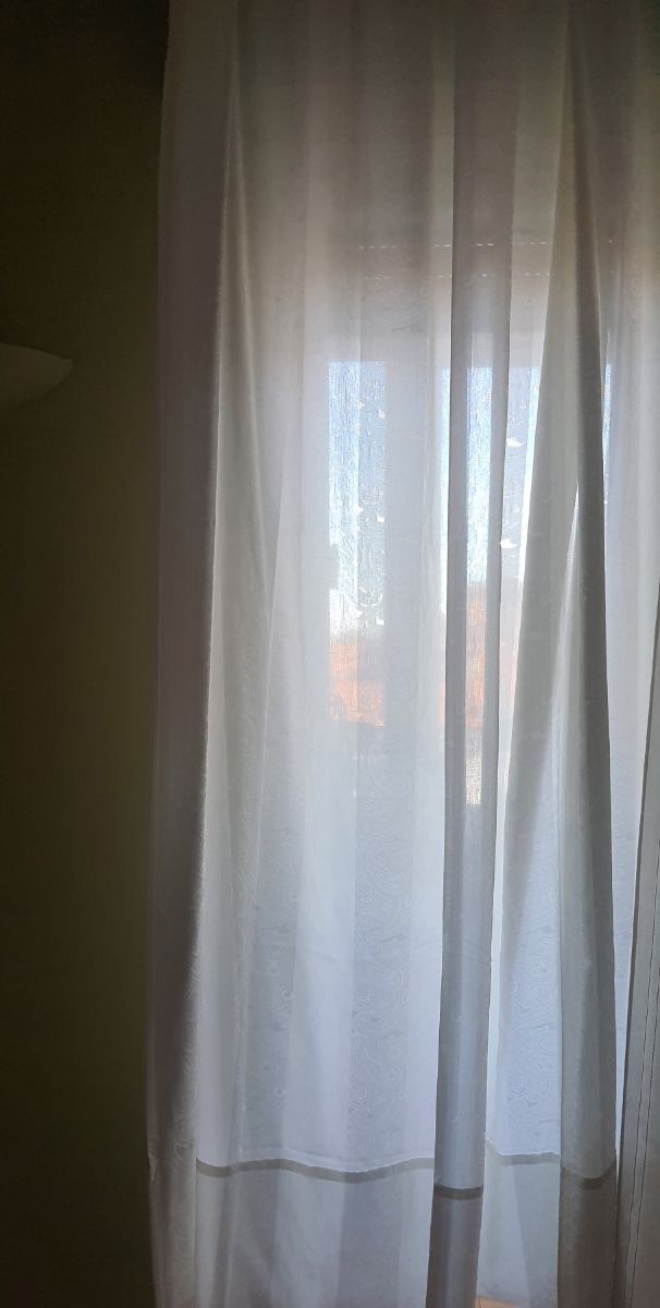 Tende  bianche in tessuto leggermente lucido