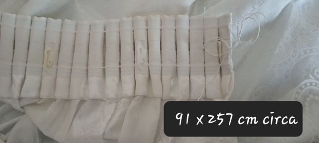 Tende  bianche in tessuto leggermente lucido