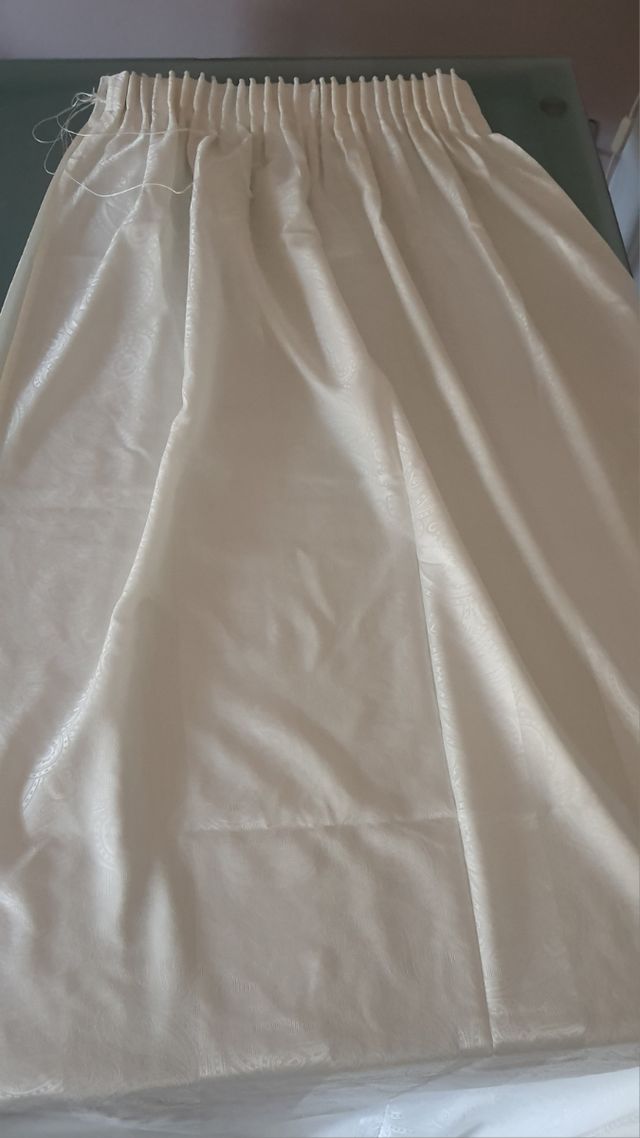 Tende  bianche in tessuto leggermente lucido