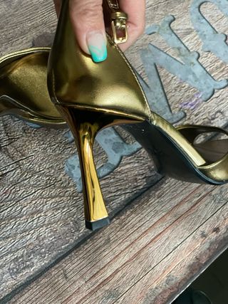 Zapatos Zara tacón oro talla 40