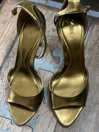 Zapatos Zara tacón oro talla 40