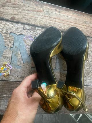Zapatos Zara tacón oro talla 40