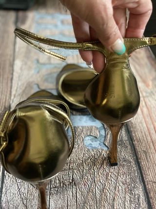 Zapatos Zara tacón oro talla 40