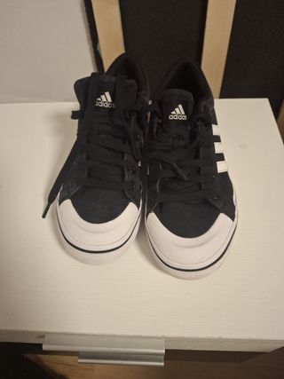 Zapatillas Adidas Negras y Blancas