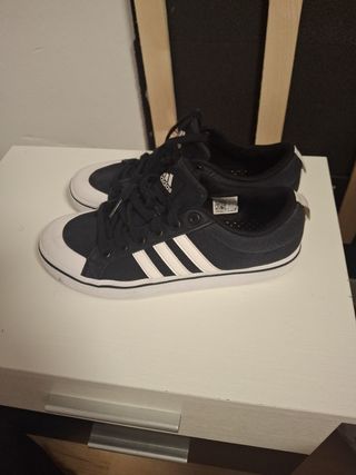 Zapatillas Adidas Negras y Blancas