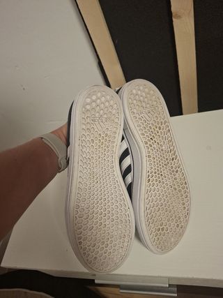 Zapatillas Adidas Negras y Blancas