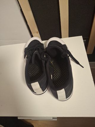 Zapatillas Adidas Negras y Blancas