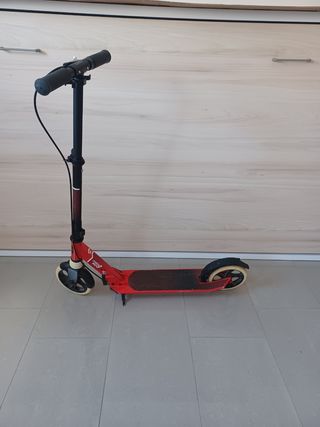 Patinete rojo plegable