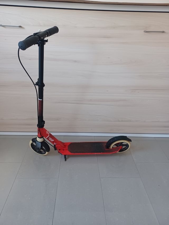 Patinete rojo plegable