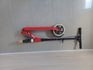 Patinete rojo plegable