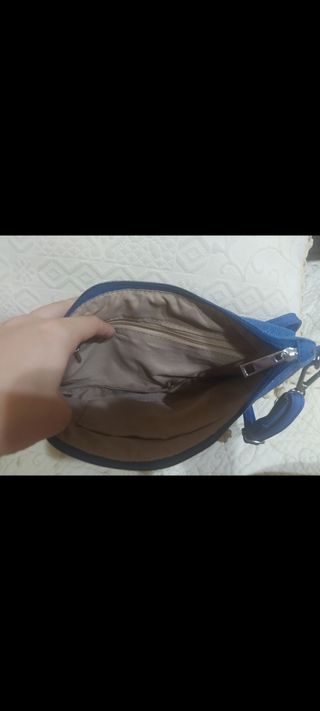 Bolso azul marino con una flor.