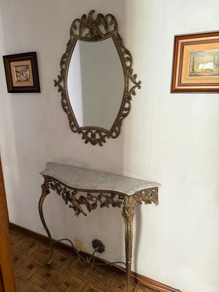 Mueble recibidor y espejo dorado