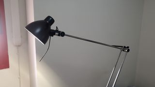Lámpara de pie articulada