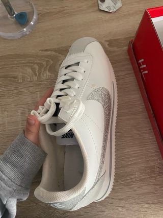 Nike Cortez Blancas y Plateadas Mujer