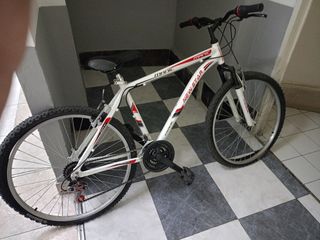  Dos bicicletas Azul Poco Uso y otra blanca 2 usos