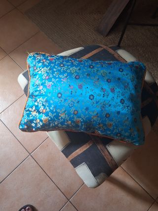 Puff oriental tela y madera