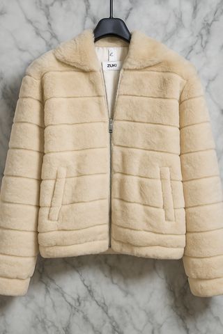Giacca corta in pelliccia sintetica Zulki beige