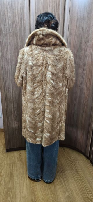 Abrigo de visión beige y marrón de piel natural