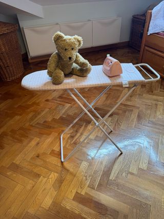 Tabla de planchar y plancha de juguete