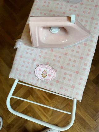 Tabla de planchar y plancha de juguete