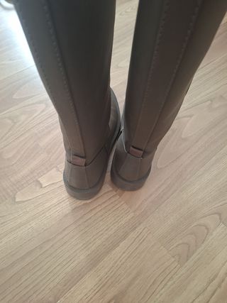 Botas altas marrones Zara, son como de plástico