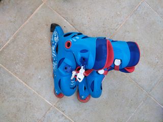 Patines en línea azules y rojos
