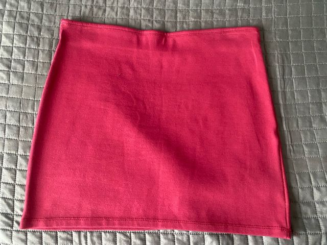 Falda corta elástica roja