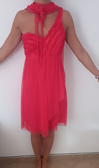 Vestido coral asimétrico con volantes