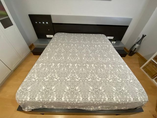 Cama matrimonial con cabecero y mesitas