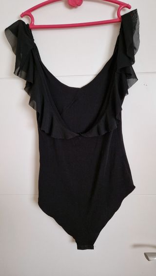 Body negro con volantes zara. 