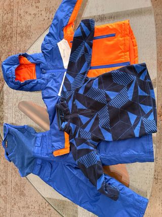 Traje de esquí para niño talla 4/5 años.
