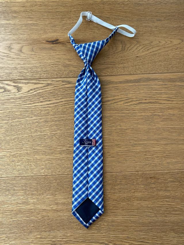 Conjunto chaqueta, camisa, corbata y pantalón