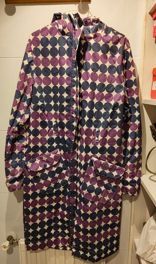 Chubasquero estampado círculos. 