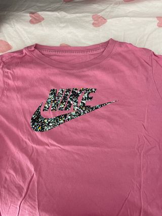 Camiseta Nike Rosa con Logo Multicolor