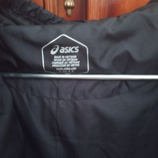 Abrigo Asics Negro