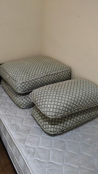 Grandi cuscini da esterno beige e grigi