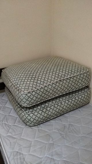 Grandi cuscini da esterno beige e grigi