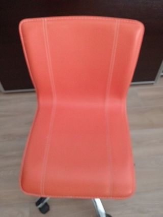 Silla de oficina naranja y plateada