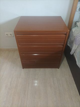 Cajonera de madera marrón