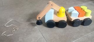 Camion grúa de madera con cubos de Ikea.