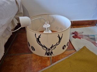 Lámpara y 3 cojines decorativos