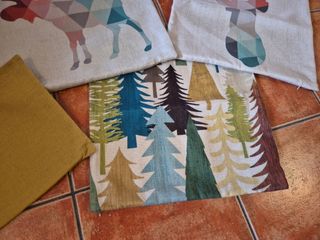 Lámpara y 3 cojines decorativos